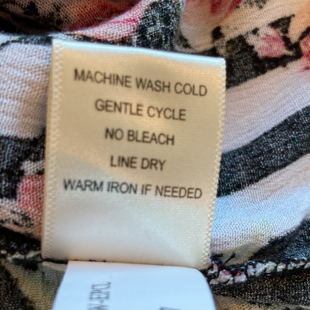 Flutter sleeve or off the shoulder top. Size M. - Picture 9 of 9